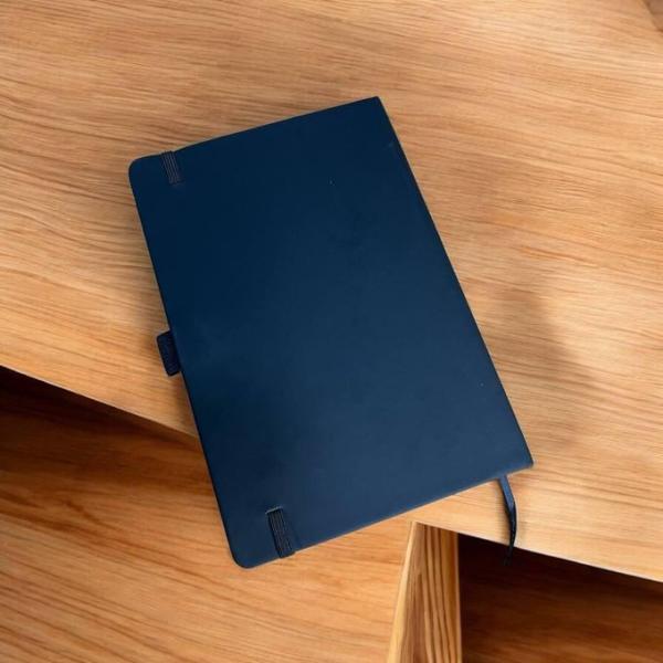 نوت بوك بقفل مطاطي- أسود- طباعة وجه واحد- كوميك مضحك- دعونا ننسى أخطاء الماضي- وي برنت يور جيفت